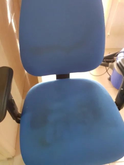 Lavagem de cadeiras de escritório